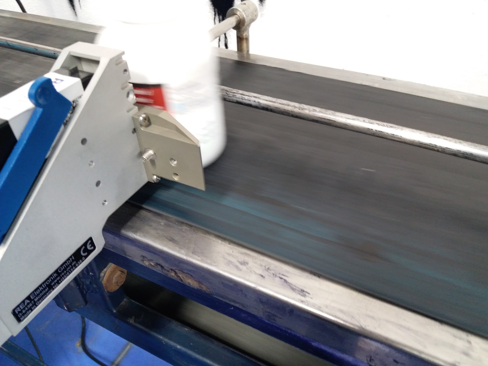 Línea de impresión inkjet marcando producto