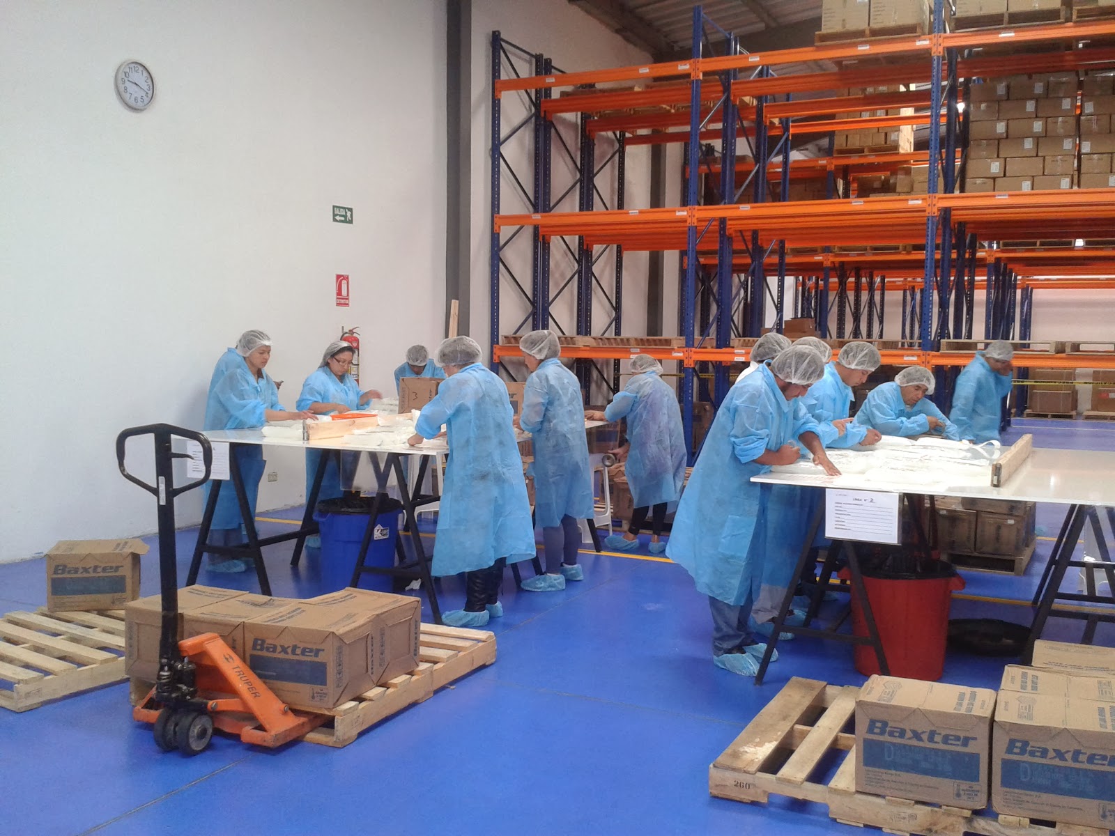Equipo de acondicionamiento trabajando en línea dentro de la bodega