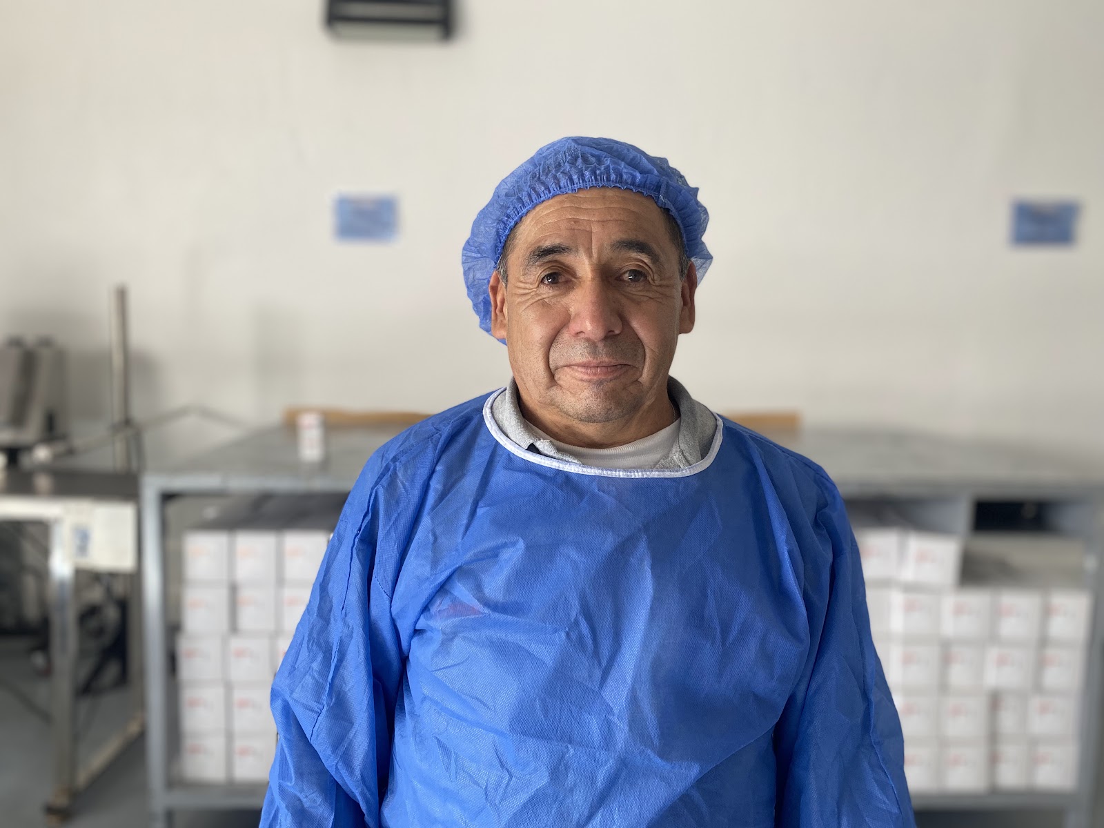 Técnico con indumentaria de buenas prácticas farmacéuticas