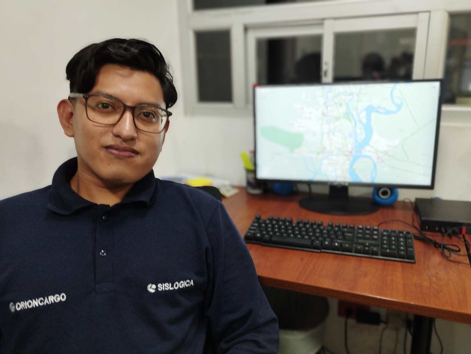 Analista monitoreando rutas de distribución en pantalla