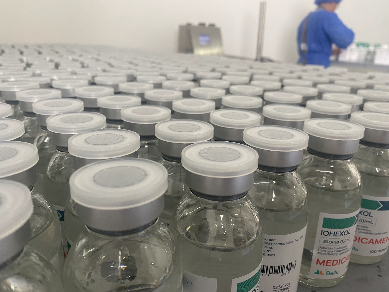 Viales de producto farmacéutico en la operación
