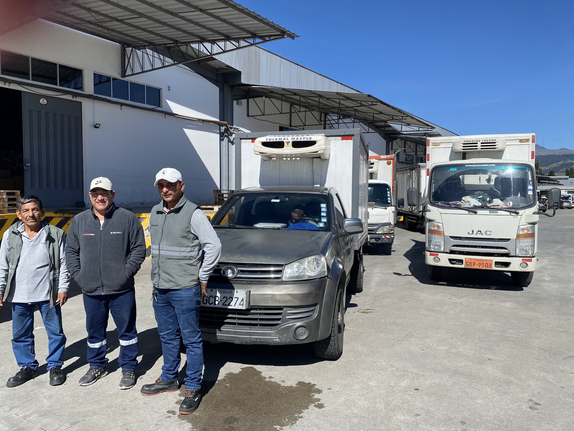 Choferes de ORIONCARGO junto a la flota refrigerada
