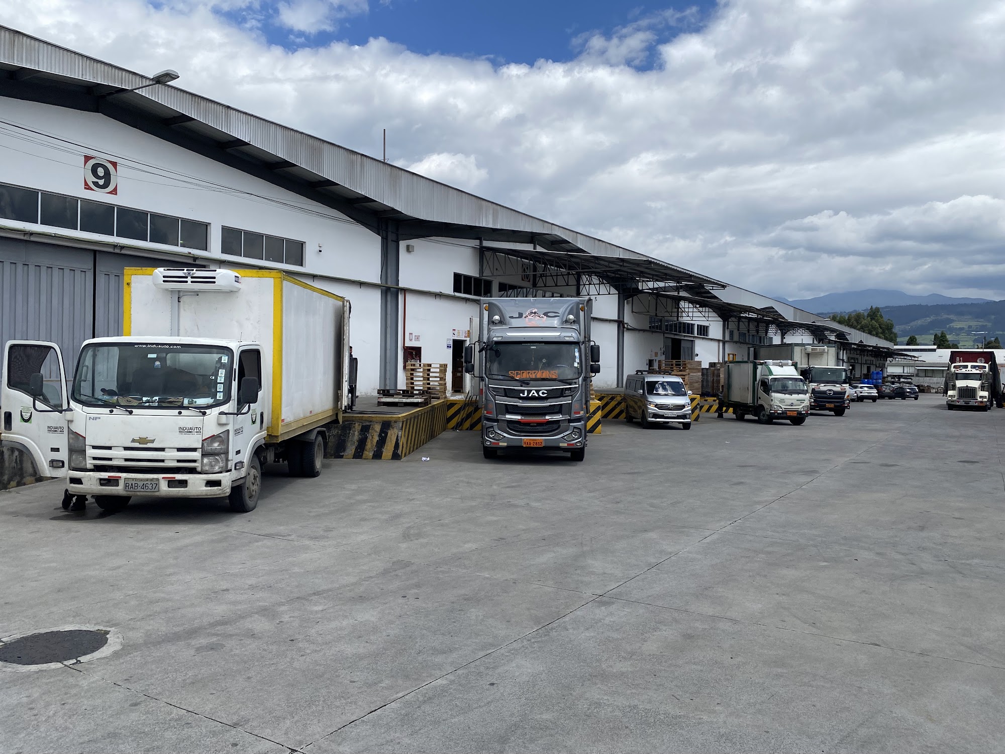 Flota de ORIONCARGO en los andenes de carga del centro logístico