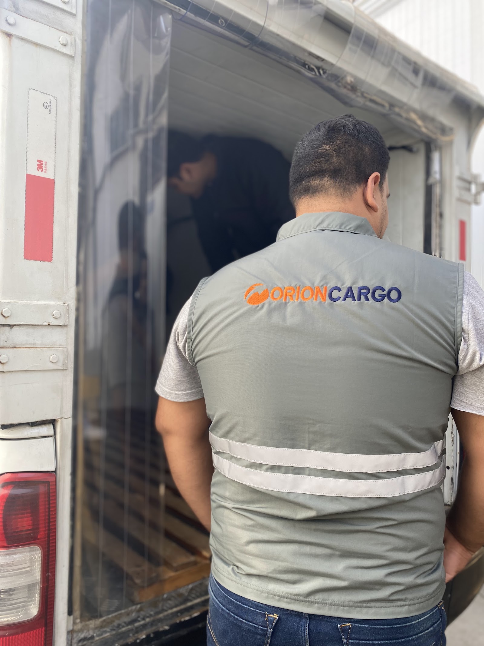 Operador de ORIONCARGO cargando un furgón
